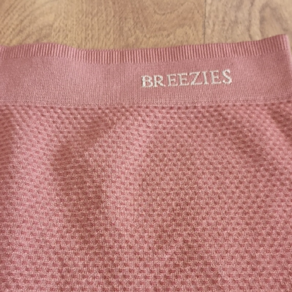 Breezies Rose Textured Fabric Intimate Shape wear Size Medium NWOT